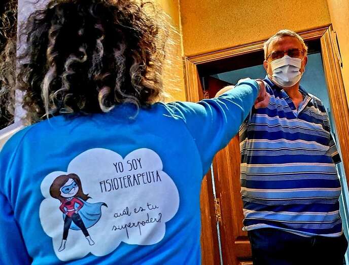 La fisioterapeuta Celia Luis León acude al domicilio del paciente de Covid Persistente Sergio Calvo/TA.